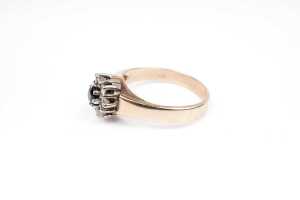 A sapphire and cubic zirconia ring in 9 carat yellow gold - 3
