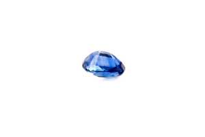 A natural oval Sri Lankan sapphire weighing 1.56ct. - 3