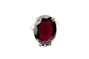 A garnet and diamond ring in 9 carat yellow gold