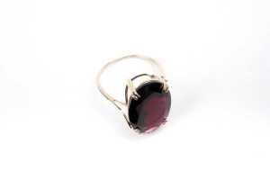 A garnet and diamond ring in 9 carat yellow gold - 2