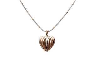 A fancy necklace and heart pendant in 9 carat three tone gold