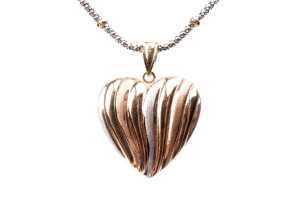 A fancy necklace and heart pendant in 9 carat three tone gold - 2