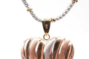 A fancy necklace and heart pendant in 9 carat three tone gold - 5