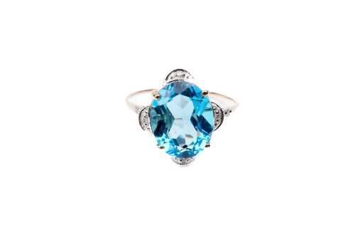 A blue topaz and diamond ring in 9 carat yellow gold