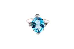 A blue topaz and diamond ring in 9 carat yellow gold