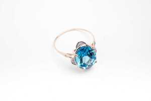 A blue topaz and diamond ring in 9 carat yellow gold - 2