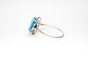 A blue topaz and diamond ring in 9 carat yellow gold - 3