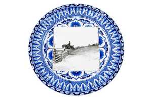 Four Royal Doulton 'Gibson Girl' cartoon porcelain cabinet plates, c.1901-1902 - 5