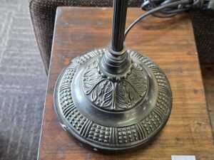 Metal table lamp with pineapple and bauble decoration - 3