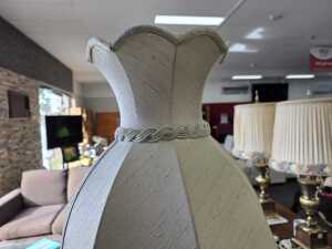 Metal table lamp with pineapple and bauble decoration - 5