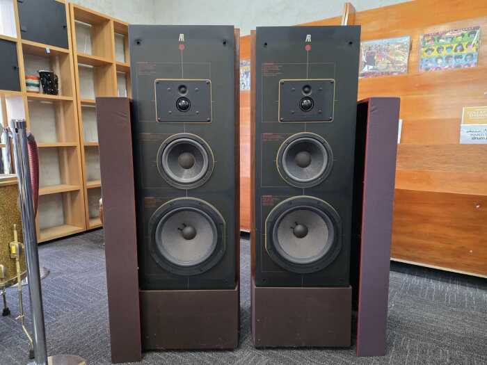 Pair of Acoustic Research AR9's floor-standing tower speakers