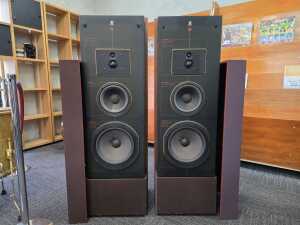 Pair of Acoustic Research AR9's floor-standing tower speakers