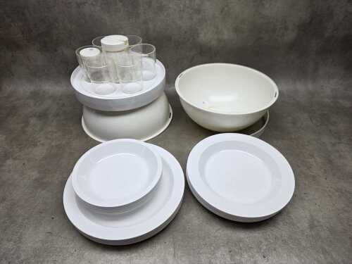 82 · Italian Guzzini 'PicBoll' Space Age plastic picnic set