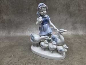 Three European porcelain figures - 8