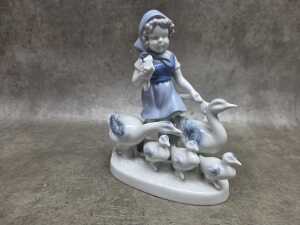 Three European porcelain figures - 9