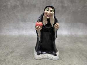 Disney Showcase Collection by Royal Doulton, Take the Apple Dearie porcelain figure