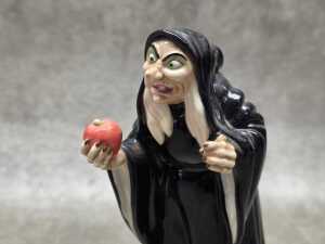 Disney Showcase Collection by Royal Doulton, Take the Apple Dearie porcelain figure - 3