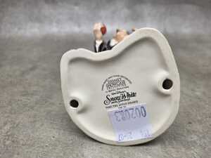 Disney Showcase Collection by Royal Doulton, Take the Apple Dearie porcelain figure - 4