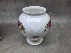 Two Royal Albert 'Old Country Roses' porcelain vase and 4x6" photo frame - 3