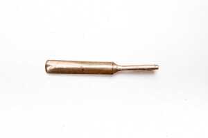 A cricket bat pendant in 9 carat yellow gold