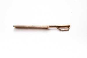 A cricket bat pendant in 9 carat yellow gold - 2