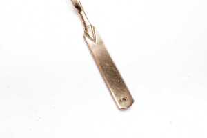 A cricket bat pendant in 9 carat yellow gold - 3
