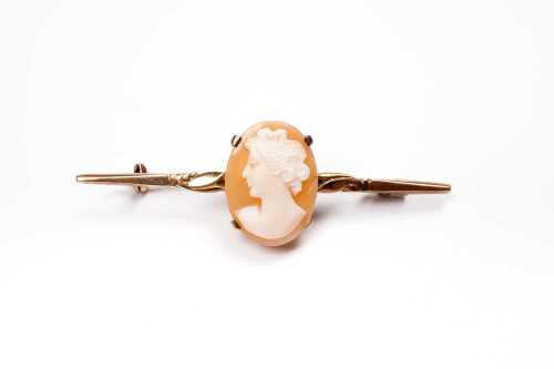 A vintage cameo brooch in 9 carat yellow gold