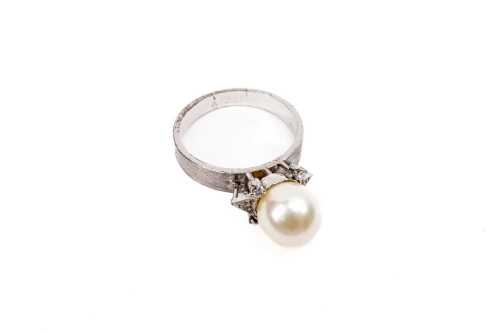 A vintage pearl and diamond ring in 18 carat white gold