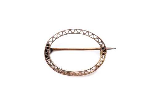 Oval brooch in 9 carat yellow gold