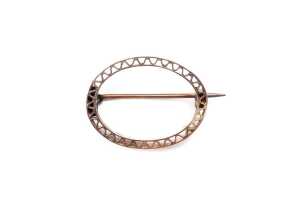 Oval brooch in 9 carat yellow gold