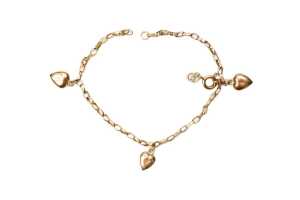 A broken bracelet in 9 carat yellow gold
