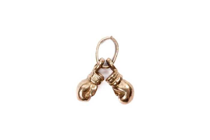 A pair of boxing gloves charm in 9 carat yellow gold
