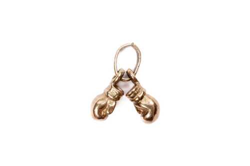 A pair of boxing gloves charm in 9 carat yellow gold