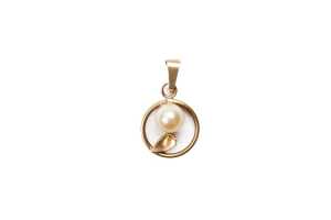 A pearl pendant in 9 carat yellow gold