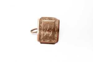 A group of 9 carat gold - 2