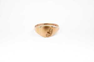 A group of 9 carat gold - 4
