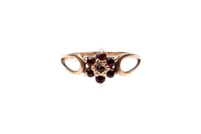 A garnet ring in 9 carat yellow gold