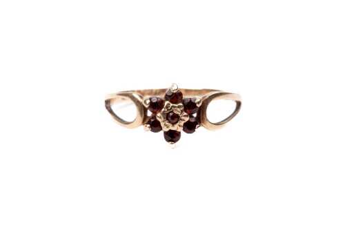 A garnet ring in 9 carat yellow gold