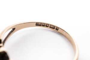 A garnet ring in 9 carat yellow gold - 5