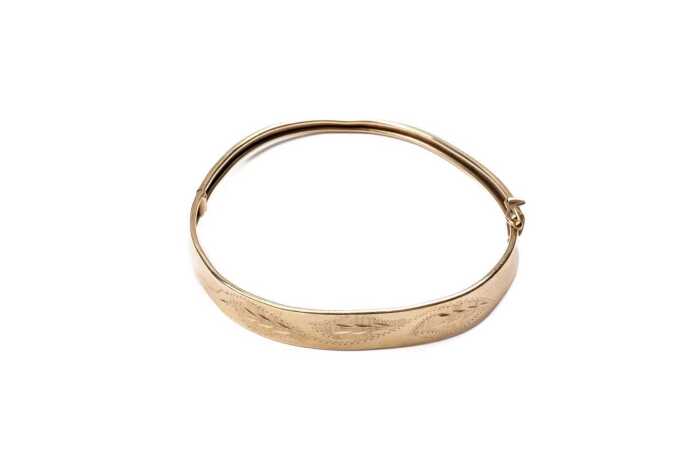 A broken bangle in 9 carat yellow gold