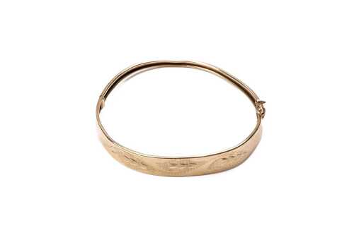 A broken bangle in 9 carat yellow gold