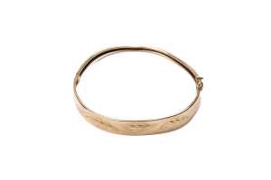 A broken bangle in 9 carat yellow gold