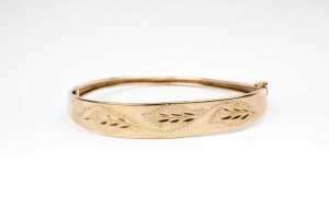 A broken bangle in 9 carat yellow gold - 2
