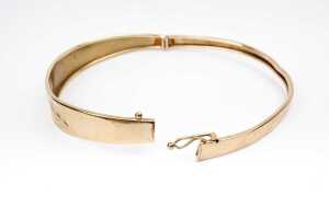 A broken bangle in 9 carat yellow gold - 3