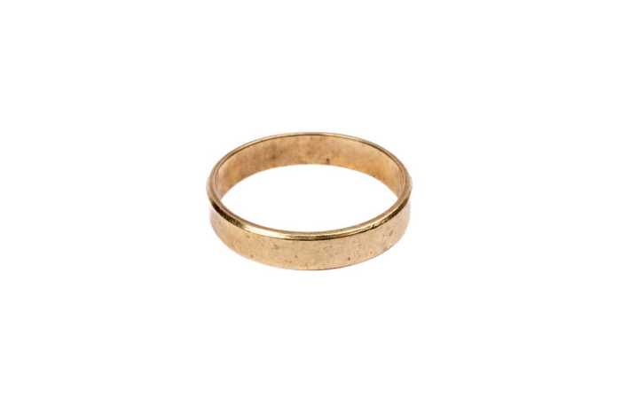 A band in 9 carat yellow gold