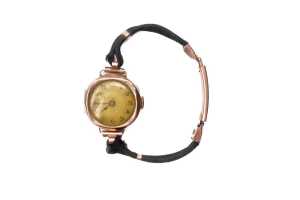 An antique ladies in 9 cart rose gold