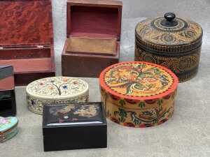 Boxes together with a pair of lacquer bookends - 3