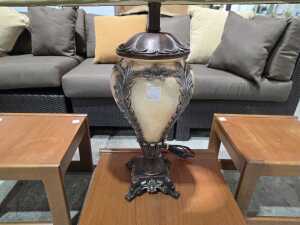 Classical-style ceramic table lamp with metal base and palmette and feather decoration. - 2