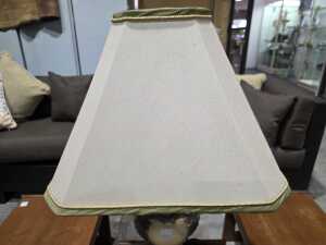 Classical-style ceramic table lamp with metal base and palmette and feather decoration. - 3