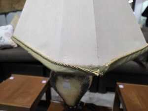 Classical-style ceramic table lamp with metal base and palmette and feather decoration. - 4